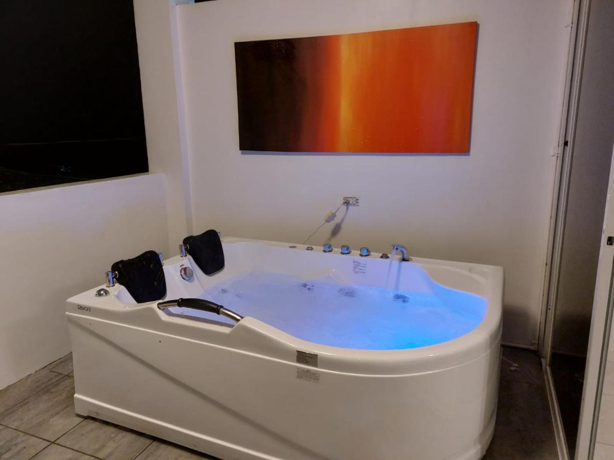 Bonsai Jacuzzi Suites Панглао Экстерьер фото