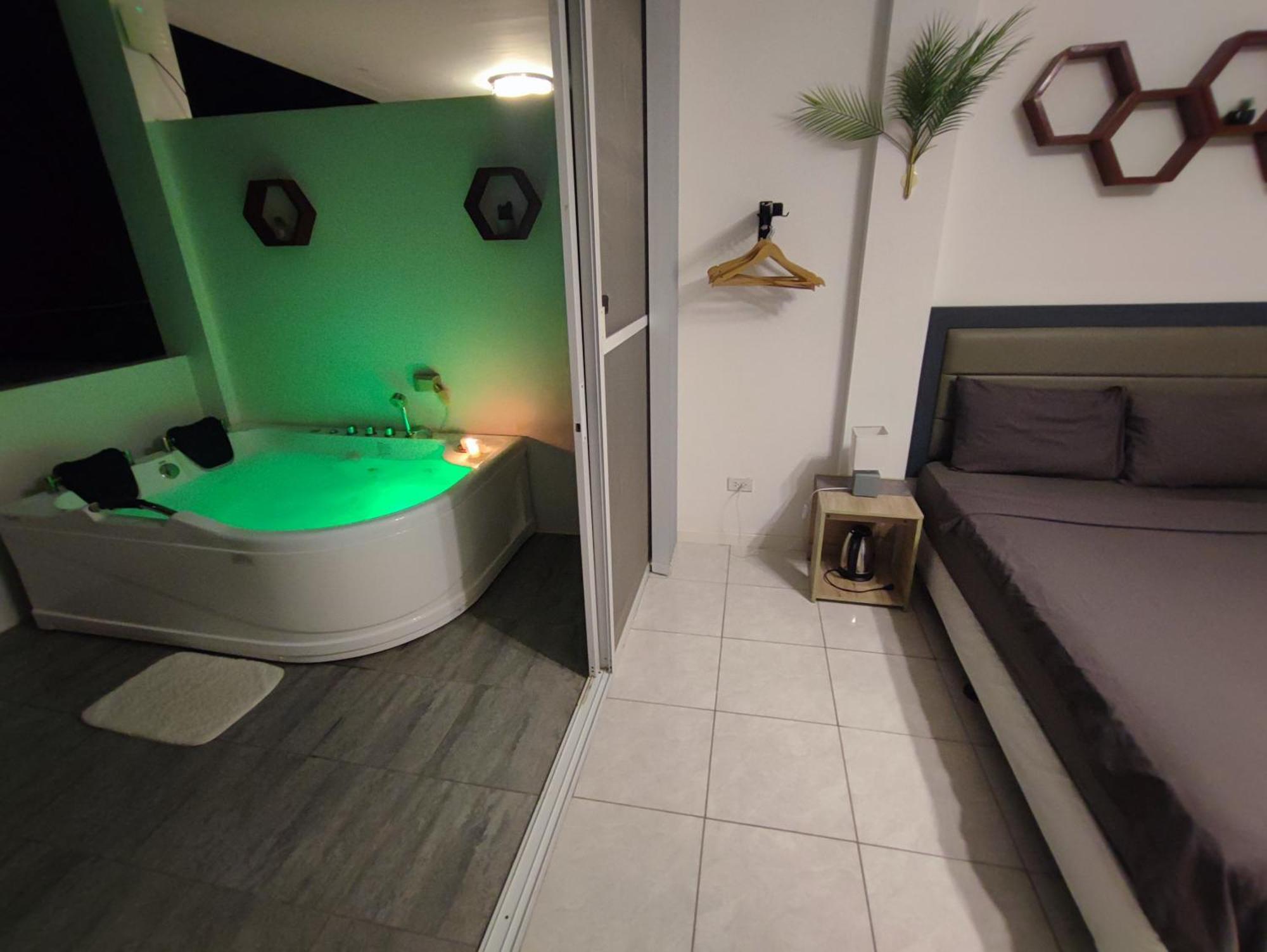 Bonsai Jacuzzi Suites Панглао Экстерьер фото