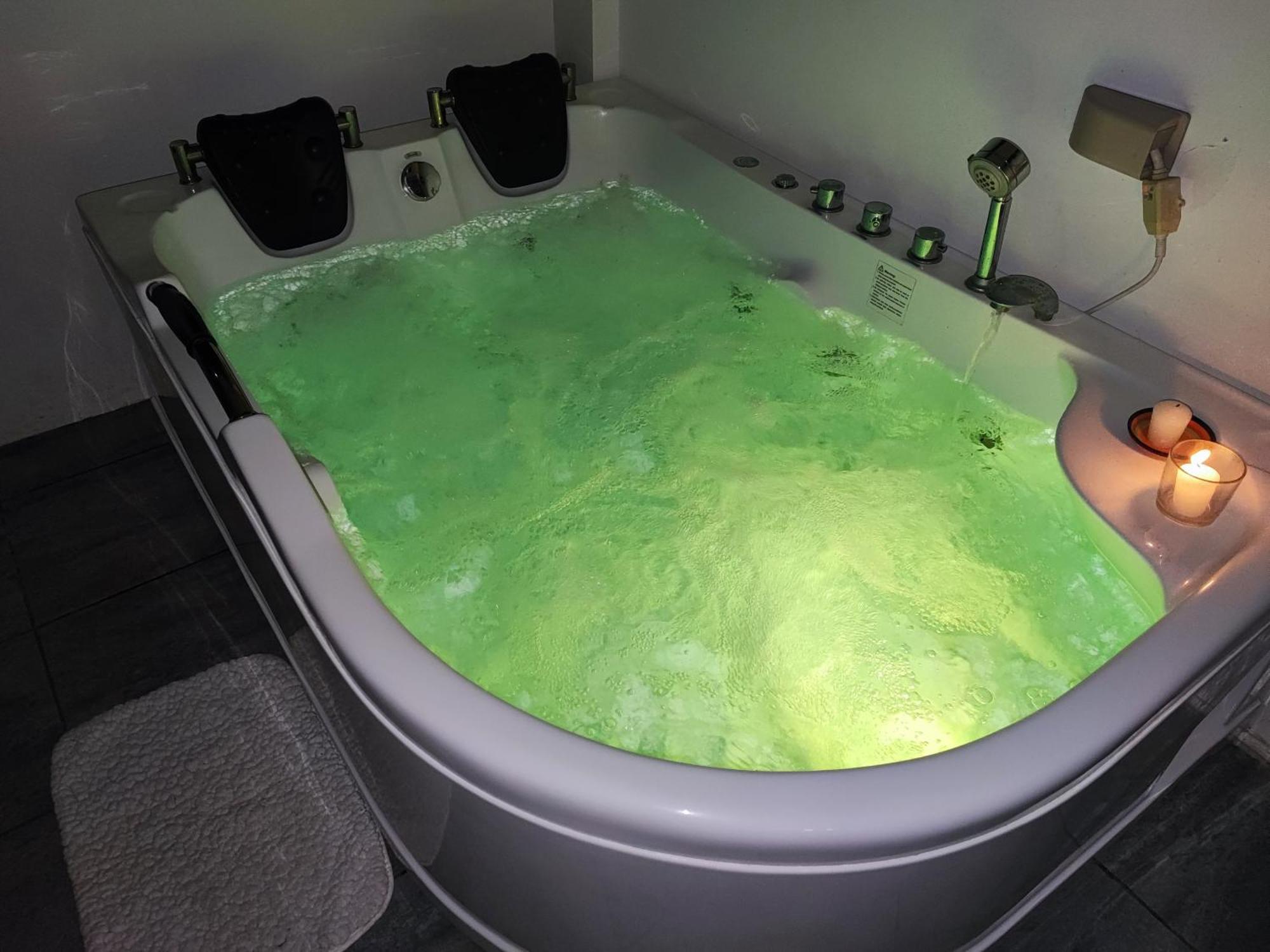Bonsai Jacuzzi Suites Панглао Экстерьер фото
