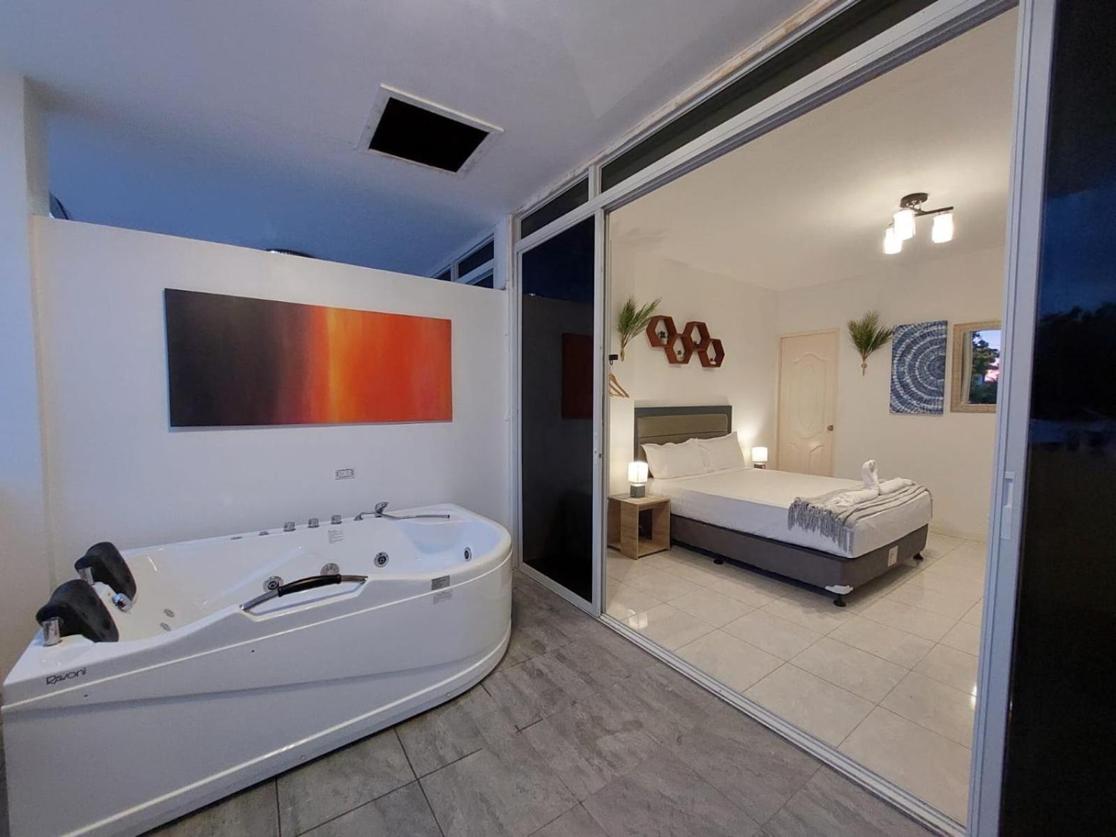 Bonsai Jacuzzi Suites Панглао Экстерьер фото